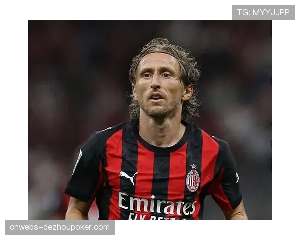 特写:老将莫德里奇完成西甲第400次出场,赛后获赠纪念球衣 特写:老将莫德里奇完成西甲第400次出场,赛后获赠纪念球衣